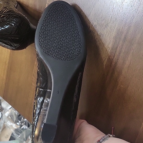 Tory Burch Black Heels with Gold Emblem Size9 - Picture 5 of 5